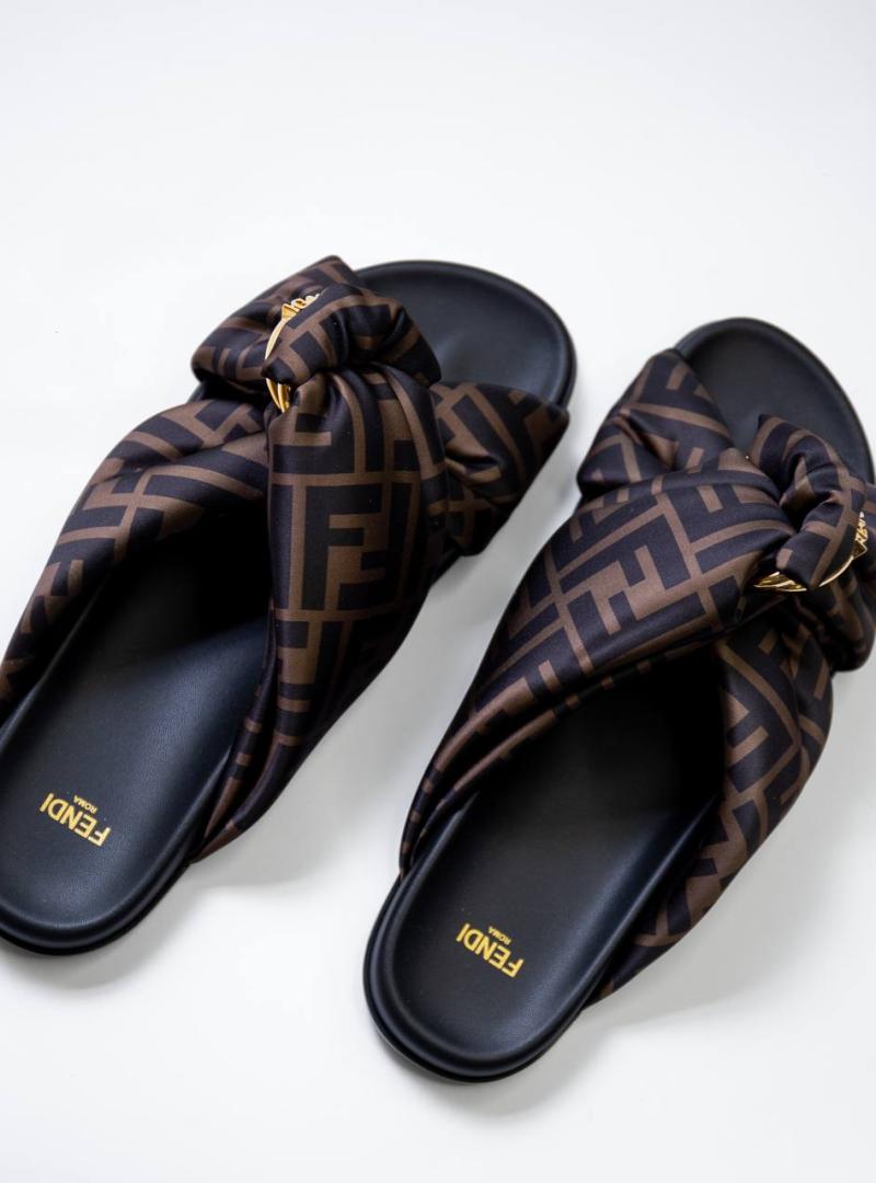 Шлёпанцы женские Fendi